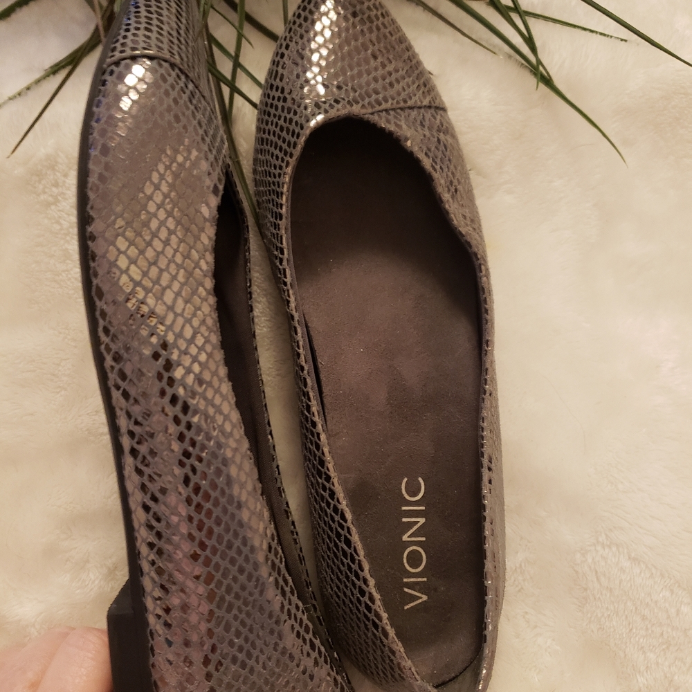 Vionic womens 359 Gem Cavallo ballet flat. Gunmetal snake.  Sz.7 medium